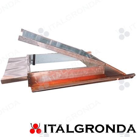 Lucernario con cupola in in vetro retinato con base in rame. Il cassone è rivestito in legno nella parte interna.